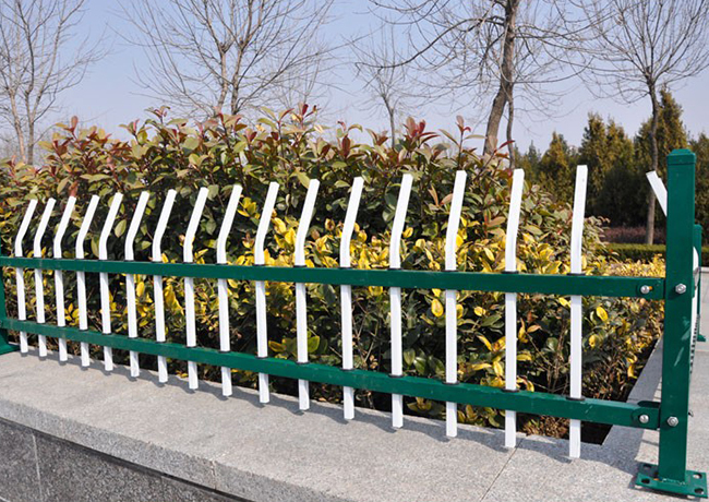 山西某公園草坪鋅鋼護(hù)欄圖片2